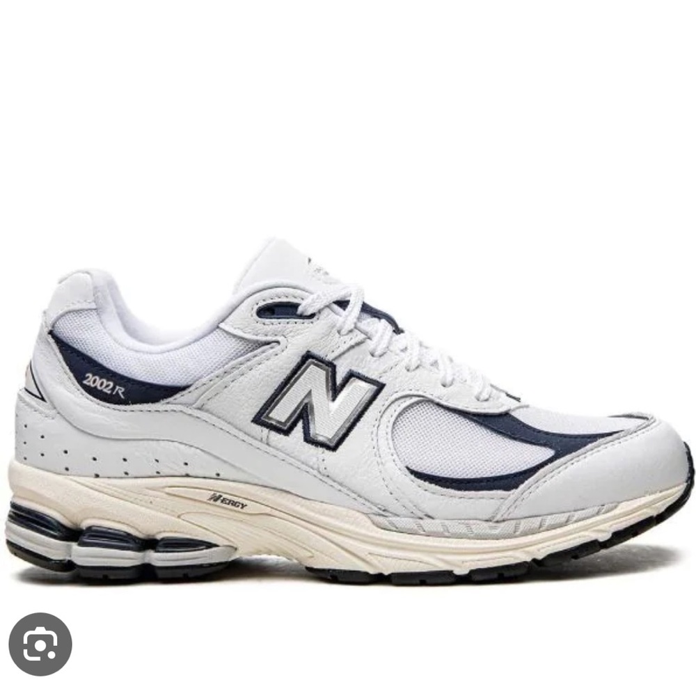 New Balance 2002R Sneakers White w/ Navy Accent Size 7 Men’s/9 Women’s EUC